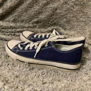 Så fina mörkblå Converse liknande skor från märket tribute, finns en liten fläck ena skosnöret (se andra bilden)💗