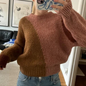 Stickad tröja - Sjukt cool och originella tröja från zara! Jättemysig och bra skick!!