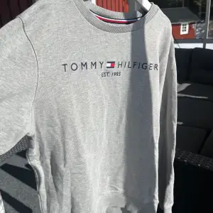 Sweatshirt från Tommy Hilfiger i grå fin färg 🩶 i fint skick !