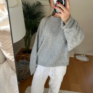 Grå stickad tröja - Jätteskön grå stickad tröja som inte längre komme grill användning. Den har tecken på användning men fortfarande my ner fin💕