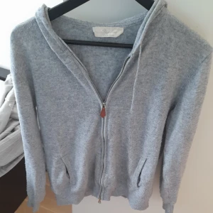 Kashmir hoodie  - Säljer denna fina kashmir hoodie. Tröjan är ganska nopprig därav priset samt ena dragkedjan är lite rostig men inget man märker.