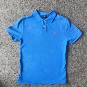 Polo Ralph Lauren Piké  - Säljer en orrörd polo piké och det blir först till kvarn som får den. Den är i Storlek L (ungdomsstorlek) men det är S i vuxen storlek