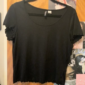 Croppd volang topp H&M - Supersnygg basic plagg med extra detaljer