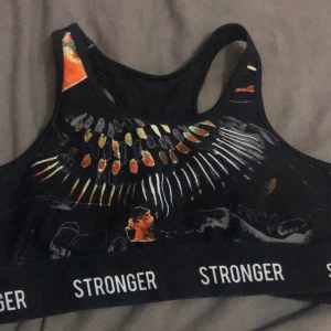 Stronger topp - Säljer en stronger topp som inte kommer till användning, använd ungefär 2-3 gånger. Den är i storlek S men passar även M. 