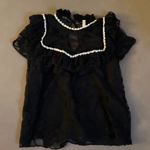 Spets blus från Zara - Bra skick, passar både xs/s