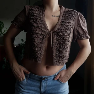 Topp med volanger 🦋 - Topp med volanger från Soya. 🦋 I storlek L, sitter också fint på en M. Det finns en liten fläck, ej speciellt märkbar. - den är inringad på sista bilden. Annars i fint använt skick.