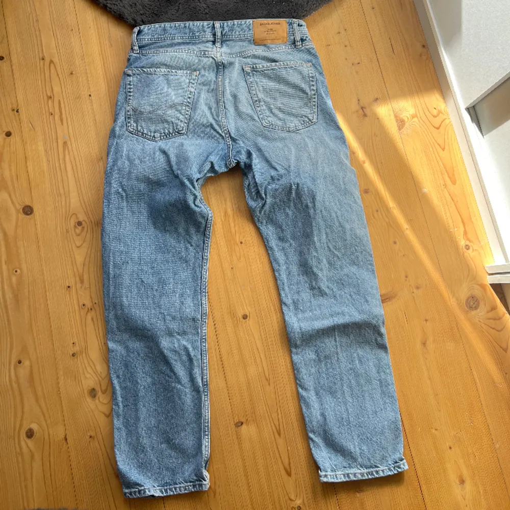 Ett par väldigt snygga Jack & Jones jeans. Aldrig använda och extremt bra skick. Storlek 30/30 . Jeans & Byxor.