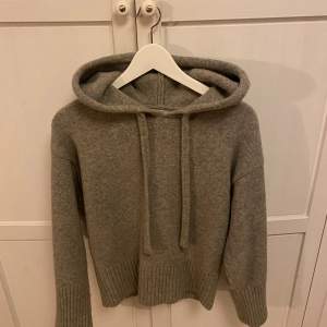 Säljer stickad zara hoodie som knappt är använd då den är för liten💞storlek S