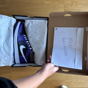 Jordan 1 low court purple - Säljer mina Jordan 1 low court purple i storlek 43. De är väldigt sparsamt använda så de är i gott skick. 