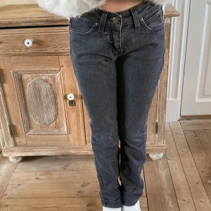 Byxor från Lee - As snygga Lee jeans😍 Använda ett fåtal ggr☺️Säljer för att de it kom till andvänding🥲Pris kan diskuteras💸Köp gärna direkt💓