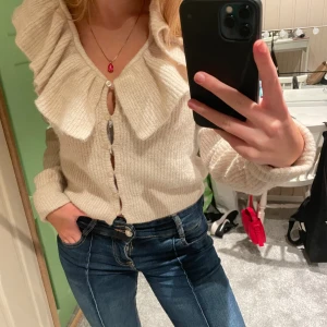 Stickad kofta hm - Jättesöt beige stickad kofta. Använd minst 3 gånger.❤️