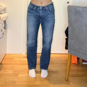 Lågmidjade jeans i bra skick! Jag är storlek 38/40 eller w 30 och de passar mig bra. Bra i längden på mig som är 164 cm.