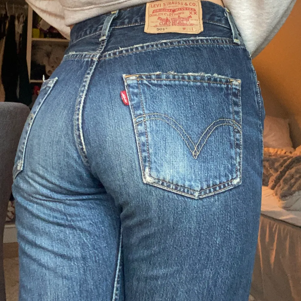 Navy limited edition straight mid waist Levi’s 501. W28, L32.  Midjemått på jeans: 74 cm, innerbenslängd 79 cm. Jag är 173 cm och de är perfekt längd.🌟 Skriv för fler bilder❤️‍🔥. Jeans & Byxor.