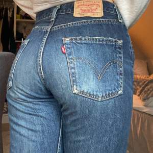 Navy limited edition straight mid waist Levi’s 501. W28, L32.  Midjemått på jeans: 74 cm, innerbenslängd 79 cm. Jag är 173 cm och de är perfekt längd.🌟 Skriv för fler bilder❤️‍🔥