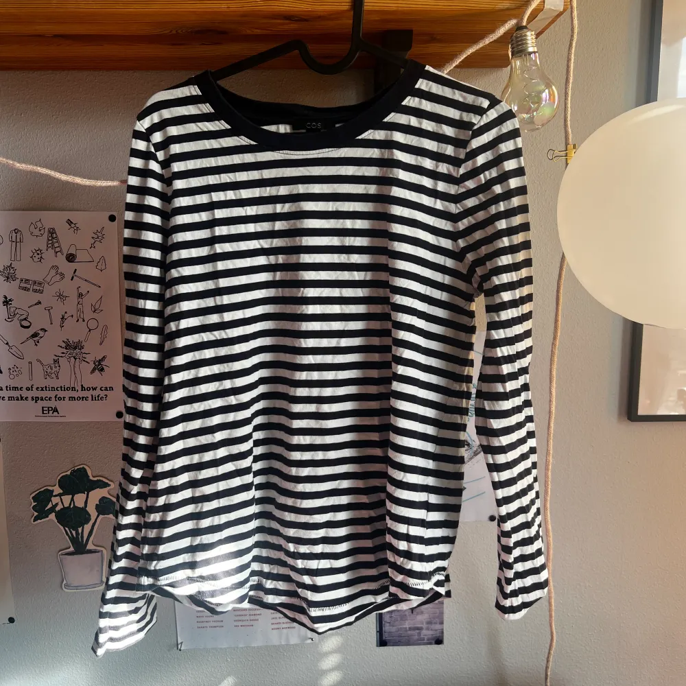 Mörkblå och vit randig långärmad tröja från COS i storlek S, använd Max 4 gånger och behöver nytt hem🫶🏼 100% cotton och tål maskintvätt! Kan mötas upp i Malmö området för upphämtning🫶🏼 . Skjortor.