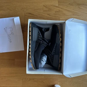 Adidas human race triple black - Säljer mina Adidas human race triple black i storlek 