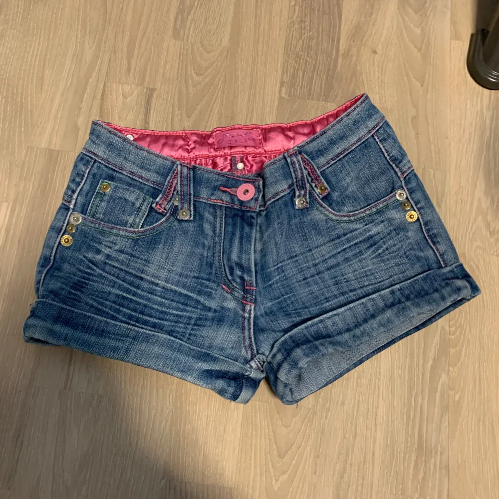 Snygga jeansshorts med rosa detaljer🎀 Passar storlek S/Xs! Svarar gärna på frågor om mått, prisförslag osv❤️. Shorts.