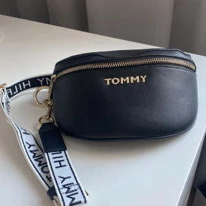 TOMMY HILFIGER väska - Tommy hilfiger väska i nyskick! Säljer väskan för att den inte kommer till användning🌸