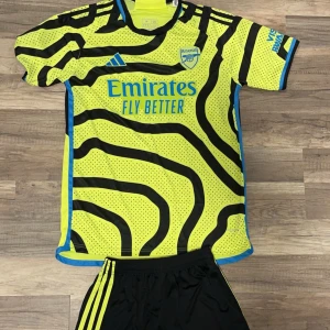 Arsenals fotboll T-shirt 23/24  - Helt ny Arsenal tröja som jag säljer för den passade inte mig ( Byxrona ingår och En adidas påse följer med )