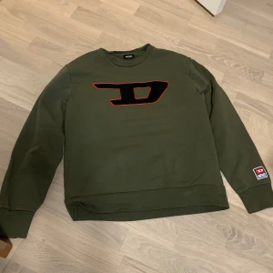 Diesel tröja - Olivgrön tröja från diesel🎀 Passar storlek S! Svarar gärna på frågor om mått, prisförslag osv❤️