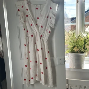 Archie Love klänning  - Säljer denna super gulliga sommar klänningen från Archie Love💕  Säljer då klänningen inte har kommit till användning. S/M 🌸