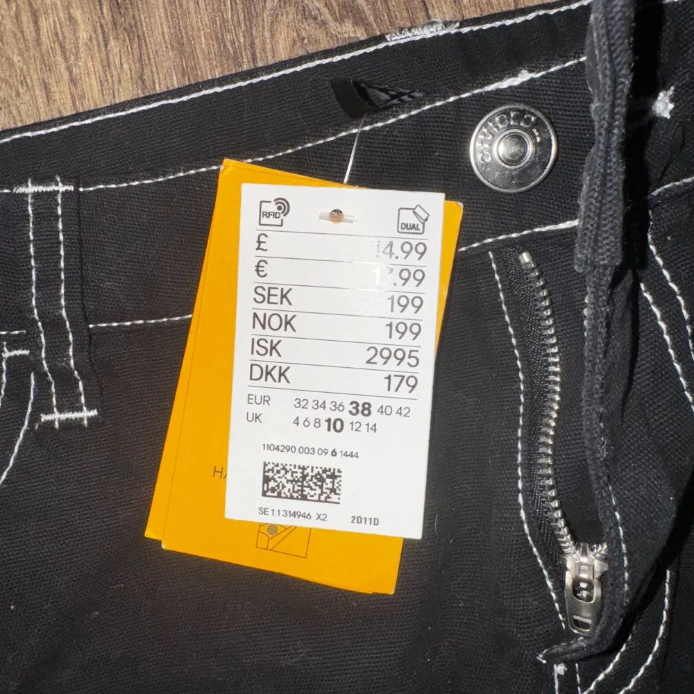 En svart jeans minikjol från HM, aldrig använd då prislapp sitter kvar! Köpt för cirka 1 år sen. Priset kan diskuteras!☺️💕. Kjolar.