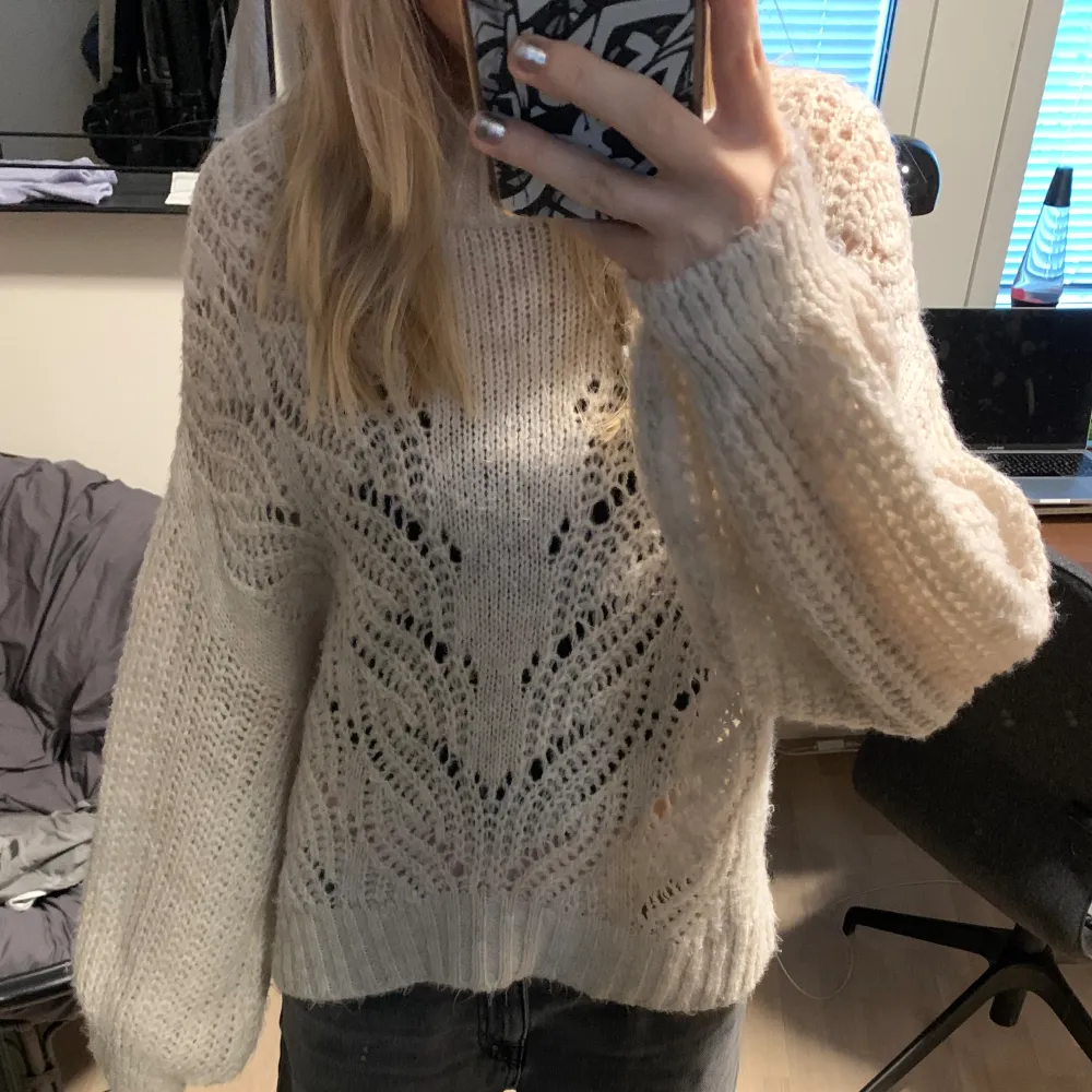 Mysig beige stickad tröja från Mango🎀 Storlek Xs men passar S/M! Svarar gärna på frågor om mått, prisförslag osv❤️. Neuleet.