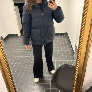 Woolrich - Snygg Woolrich Jacka använd endast en säsong under under kanske en till två månader. Ursnygg, varm och så skön!  Jag har storlek S och den här skulle passa någon som använder XS-M.  Köpt för 3899kr säljs nu för 1000kr