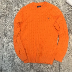 Gant  - Gant stickad tröja köpt för 899 oanvänd jätte fint skick mjukt material sitter fint 