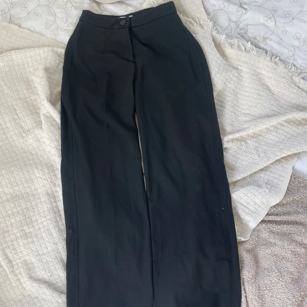 Svarta kostymbyxor från Bershka i storlek 36. Säljer eftersom de inte kommer till användning☺️Skriv vid frågor och fler bilder💗. Jeans & Byxor.
