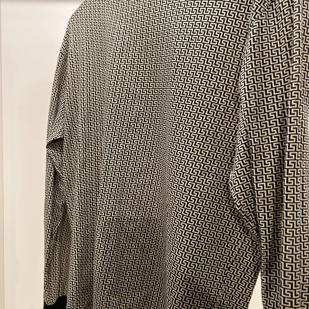 Versace tröja köpt från Ricks Retro. Liten i storlek . Tröjor & Koftor.
