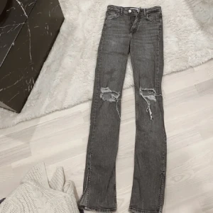 Zara jeans - Så fina midwaist jeans från zara med hål i❣️ bra skick 🫶🏼