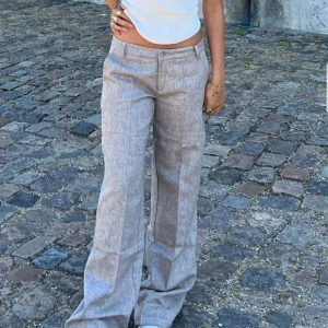 Design by si🤍 - Första bilden från hemsidan🦋 Säljer dess sjuukt fina low Rise linne/kostym byxorna som passar perfekt till sommaren🤍 köpt för 726kr, aldrig använda och i nyskick🙏🏼 Lite baggy för mig i storleken som bär M, passar S-M