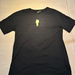 Billie eilish Tshirt!! - Säljer denna Billie eilish tshirt från H&M, den såldes runt 2020 och är använd några gånger men fortfarande i bra skick! Frakten är på köparens bekostnad💚
