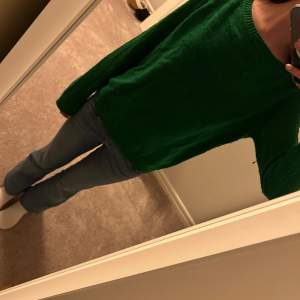 Jätte snygg grön stickad tröja i bra skick💓