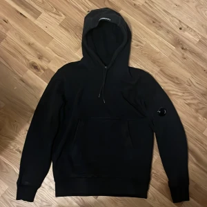 C.P company hoodie - Säljer nu min C.P company hoodie i storlek S då den har blivit för liten. Den köptes för ungefär ett år sedan för ca 3000kr. Den är använd fåtal gånger och har för det mesta legat i garderoben. Pris kan diskuteras vid snabb affär