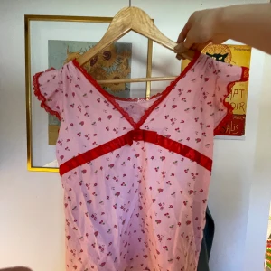 Rosa linne - Rosa gulligt linnea med rosett och sammetsband. Storlek S🫶🏼