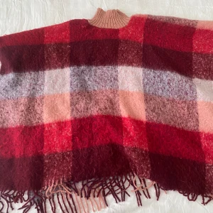 Mysig poncho - Skön poncho, storlek osäker, vart ifrån osäker (köpt i london), dm för fler bilder :)