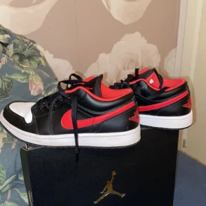 NIKE skor - Jag säljer ett par AIR JORDAN 1 LOW, då jag inte använder dom, lådan ingår. 