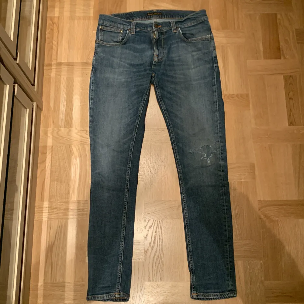 Säljer dessa jeans från Nudie | Modell: Tight Terry | Storleken på Jeansen är 33/34 | Skicket på jeansen är mycket bra utan några defekter | Mitt pris: 499 - Nypris: 1600kr | Hör gärna av dig vid minsta lilla fråga! | . Jeans & Byxor.