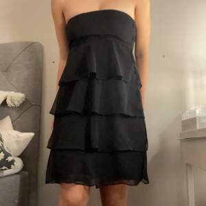 Super söt svart mini klänning som jag tänkte ja till mösspåtagningen men som tyvärr va för liten i bysten. Dragkedja baktill. Står ingen storlek men sitter som S