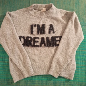 Stickad tröja - Skit snygg och cool stickad tröja som är ifrån h&m. Älskar den men tyvärr så är den för liten. Skriv om ni har några frågor eller funderingar ❤️priset kan diskuteras❤️