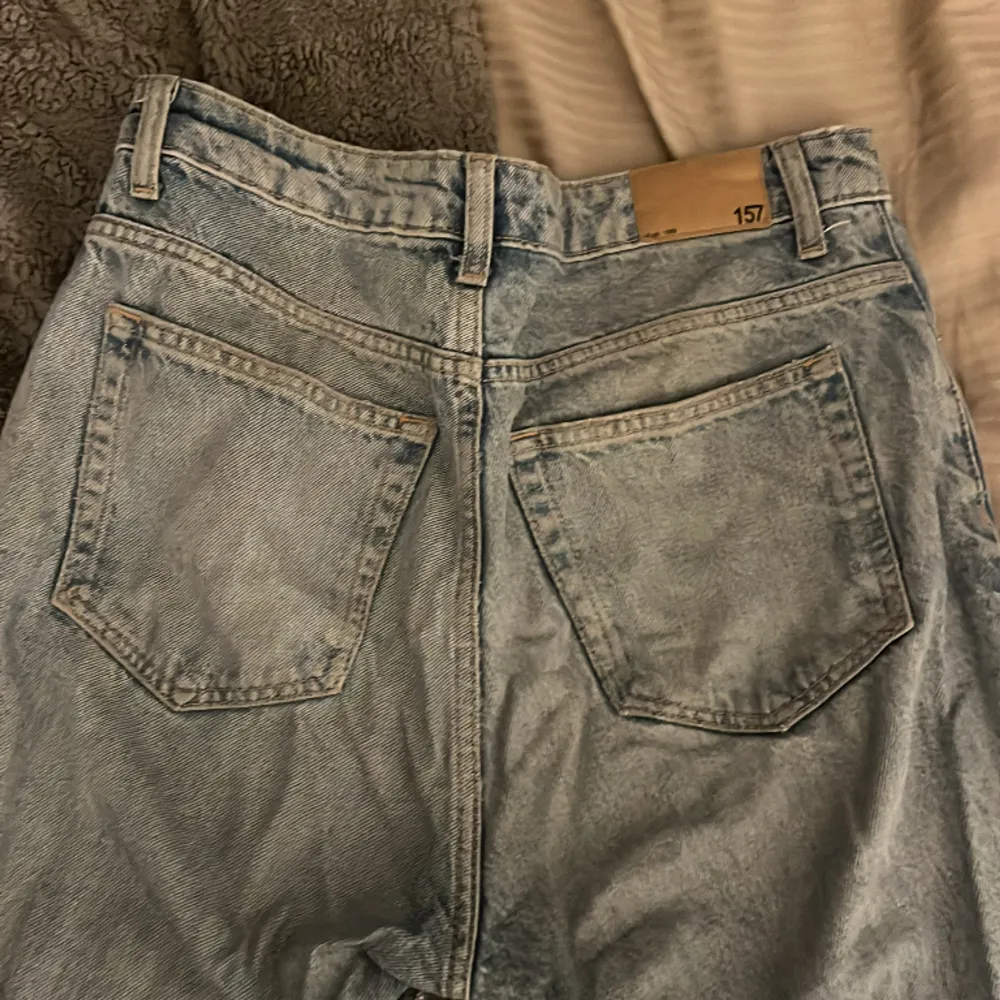 blåa jeans från lager 157!! köpte för ett par år sedan men har vuxit ur dem nu!! därav säljer jag dem! de är högmidjade och lite vida ben!!. Jeans & Byxor.