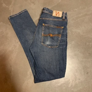 Nudie Jeans Lean Dean - Säljer nu ett par riktigt goa Nudie jeans | Modell Lean Dean | Stl W31 L32 | Färg/tvätt Deep dark indigo | Skick 8/10 Lite slitet runt framfickorna | Nypris 1499kr | Mitt pris 399kr | Är 182 cm lång | Hör av dig om det är någonting du undrar!