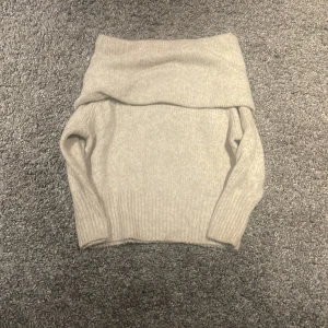Off shoulder stickad tröja - Säljer denna gosiga tröja då jag aldrig använt den. Hör av er vid frågor, pris kan diskuteras💕💕