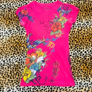 2000s affliction lookalike top - ✰*ੈ✩‧₊˚ läs gärna köpvillkoren innan köp ✰ skickar inga bilder på <3 ✰ några rhinestones har ramlat av och den är lite missfärgad men inget märkvärdigt, bilderna blev mer rosa än i verkligheten ✰ storlek S, märket är in vein ✰ skriv gärna vid frågor💋
