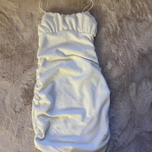 Vit klänning - En vit jätte söt klänning, använd en gång