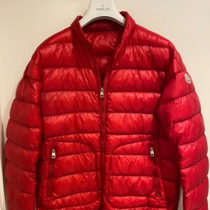 Moncler Acorus - Fint skick och självklart äkta! Strolek 4. Köpt på merchsweden för några år sedan. Pris kan diskuteras vid smidig affär!