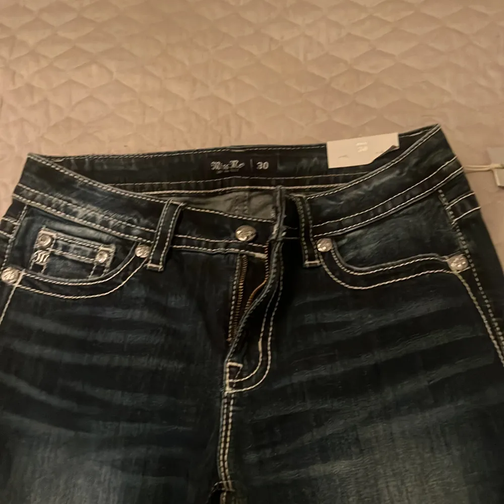 Super snygga miss me jeans i storlek 30, helt oanvända med prislappen på, köpta för 2195!💕. Jeans & Byxor.