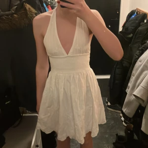 Vit klänning - Vit klänning. Storlek xs. Jag är ca 165 cm lång. Knyte i ryggen. Bra skick. Inte genomskinlig. Frakt ingår inte i priset. Fråga gärna om ni undrar något.💓💓